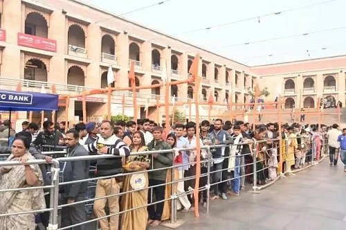 Online ticket booking has been suspended at Kashi Vishwanath Dham until Mahashivratri due to the increasing crowds of devotees; an average of 300,000 devotees are visiting the temple daily.
