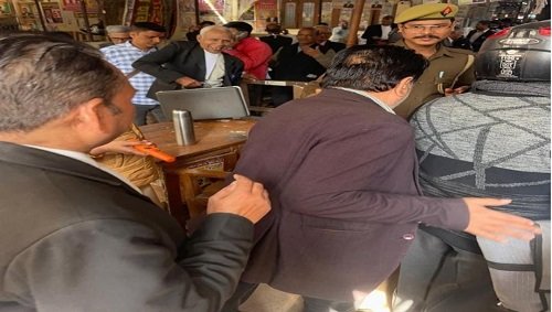 Varanasi court received a bomb threat; bomb squad investigated and security was increased.