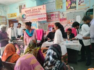 Steps towards health... Crowd gathered at Suggamau health camp in capital Lucknow, experts checked the health of patients.