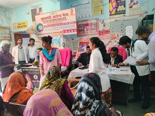 Steps towards health... Crowd gathered at Suggamau health camp in capital Lucknow, experts checked the health of patients.
