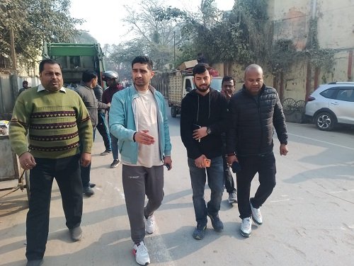 The municipal commissioner inspected the sanitation system and issued a warning regarding the shortcomings.