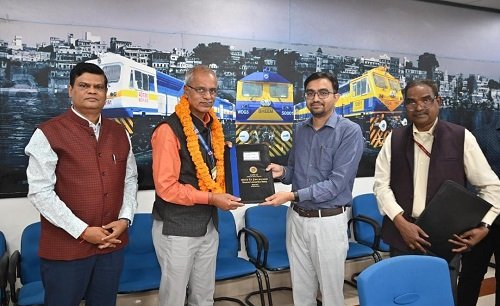 Seven employees of Banaras Rail Engine Factory were given a warm farewell.