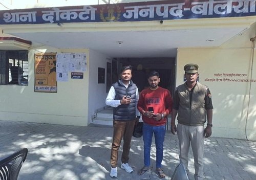 Ballia police recovered two lost mobile phones and returned them to their respective owners.