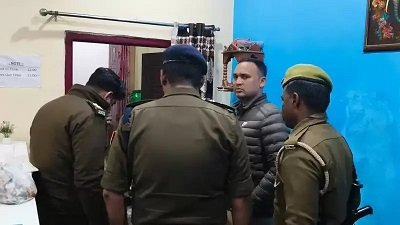 Varanasi: An immoral prostitution racket was being run under the guise of a guest house; three young women, a customer, and the manager were arrested during a police raid.