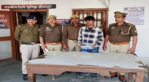 GRP Jaunpur police station arrested one accused with one stolen mobile phone from Jaunpur Junction railway station.