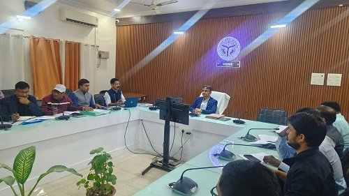 The District Magistrate reviewed the Chief Minister's dashboard and the progress of construction work and issued necessary instructions to officials.