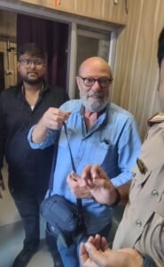 A Testament to Police Efficiency in Varanasi: Foreign Tourist's Lost Camera Recovered in Mere Minutes; Italian Visitor Says, "Thank You, India"