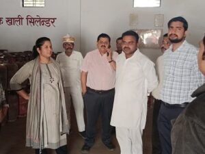 SDM Monalisa Johri inspecting the gas agency in Nanpara.