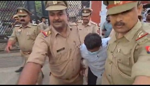Varanasi UP College Shooting: Main Accused Manjeet Chauhan Limps Out of Court; Police Poised for Strict Action