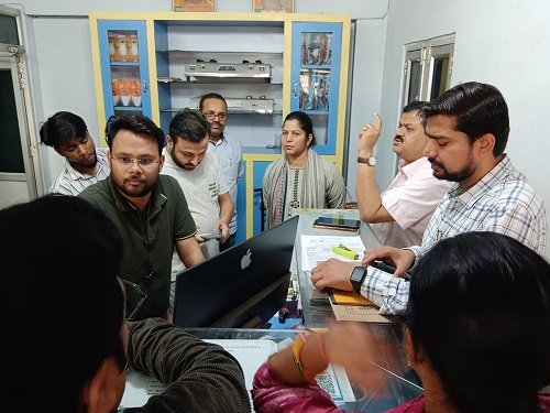 SDM Monalisa Johri inspecting the gas agency in Nanpara.