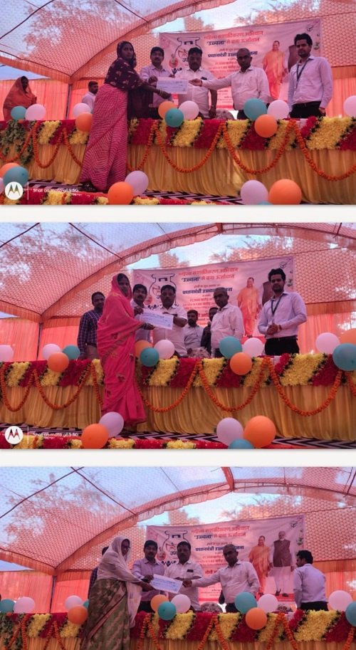 On the auspicious occasion of Holi, Ujjwala families received a free refill gift from the Chakia Chairman. The Chakia Chairman presented a certificate.