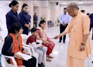 Janta Darshan: CM Yogi inquired about studies from a child, said- read books, reduce social media usage