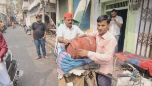 SP workers protested by throwing a gas cylinder into the junkyard.