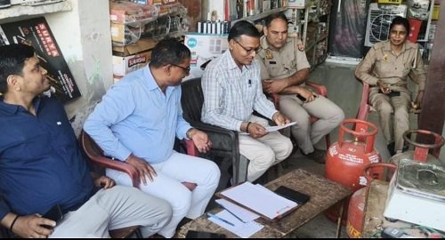 बड़ौरा बाजार , अवैध गैस रिफिलिंग, भंडाफोड़, छापा , कारोबारी बाप बेटा फरार,Barora Bazaar, illegal gas refilling, busted, raid, businessman father and son absconding,