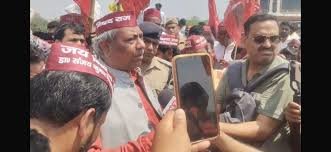 Minister Stages Sit-in in Prayagraj: Sanjay Nishad's Demand to Remove Mosque Blocks Highway, Political Tensions Flare.