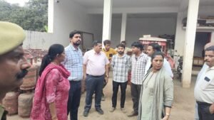 SDM Monalisa Johri inspecting the gas agency in Nanpara.