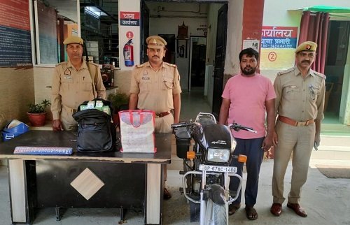 The Sakaldiha police apprehended a smuggler with 18 liters of illicit country liquor.