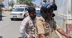 Police Crackdown on 'Liquor Party' in the Ganges: Youth Arrested for Drinking Beer on Boat; Search Intensified for Others