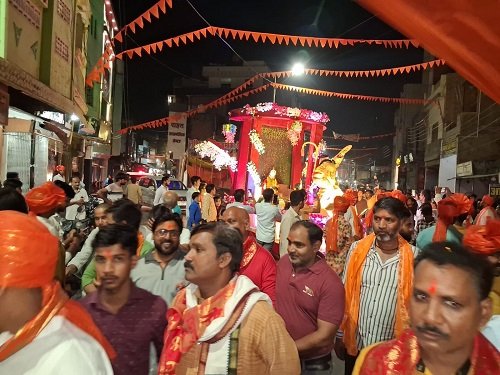 Jaunpur: Bajrang Dal organised a grand procession on Hanuman Jayanti, filling the city with Hanuman.
