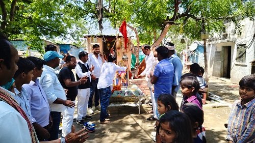 On Ambedkar Jayanti, Councilor Arjun Yadav Somu offered floral tributes and distributed educational materials to children.