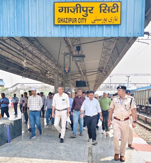 DRM Ashish Jain Conducts Intensive Inspection of Ghazipur City Station and Training Institute; Issues Strict Directives for Improvements