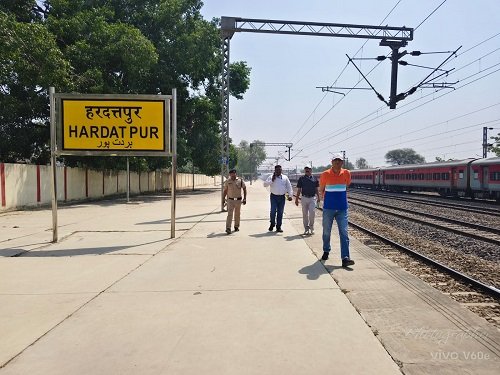 DRM Ashish Jain conducted a surprise inspection of the Hardattpur and Rajatalab sections, reviewing safety and passenger amenities.