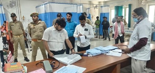 District Magistrate Chandra Mohan Garg inspected the District Hospital and issued directives to ensure the maintenance of better basic amenities.