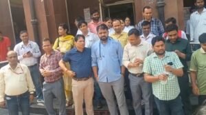 Ayodhya: No Salaries for Three Months—How Are We Supposed to Treat Patients on Empty Stomachs? District Hospital Contract Doctors and Staff Stage Sit-in Protest.