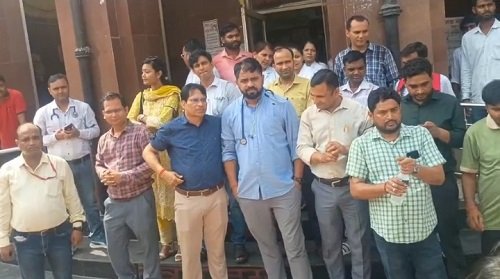 Ayodhya: No Salaries for Three Months—How Are We Supposed to Treat Patients on Empty Stomachs? District Hospital Contract Doctors and Staff Stage Sit-in Protest.