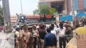 Thanks to a joint operation by the Varanasi Railway, Police, and Municipal Corporation, the station route has been cleared of congestion, and the crackdown on those littering has been intensified.