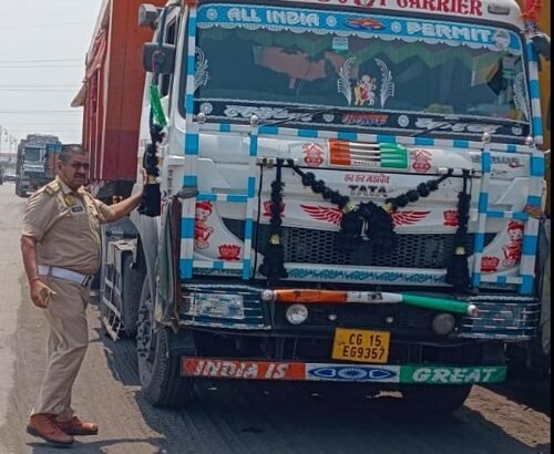 Major Action by Traffic Police in Chandasi Coal Market Area: Fines Totaling ₹5,34,000 Imposed on 168 Vehicles Parked in No-Parking Zones.