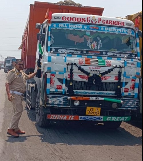 Major Action by Traffic Police in Chandasi Coal Market Area: Fines Totaling ₹5,34,000 Imposed on 168 Vehicles Parked in No-Parking Zones.