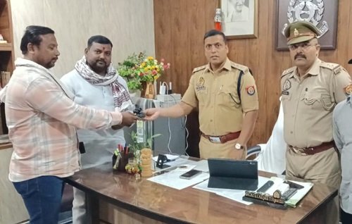 By returning money found at the ghat, the boating community sets a shining example of honesty—A magnificent triumph of humanity at the ACP's office!