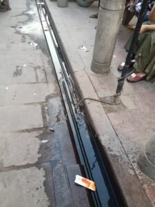 Fog Pipe Bursts on Dashashwamedh Road; Municipal Corporation's Negligence Exposed—Public in Distress Amidst the Heat!