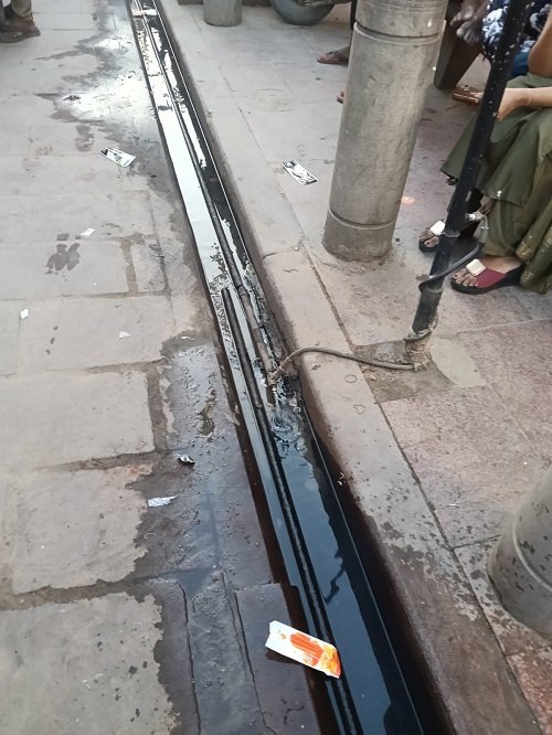 Fog Pipe Bursts on Dashashwamedh Road; Municipal Corporation's Negligence Exposed—Public in Distress Amidst the Heat!