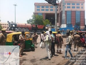 Thanks to a joint operation by the Varanasi Railway, Police, and Municipal Corporation, the station route has been cleared of congestion, and the crackdown on those littering has been intensified.