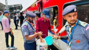 Scouts and Guides served cool water to passengers at Mau Station.