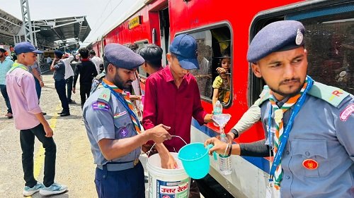 Scouts and Guides served cool water to passengers at Mau Station.