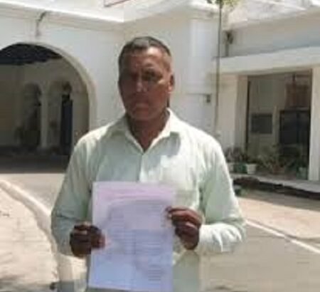 Sanitation Worker in Jalaun Alleges: Suspended Based on Fictitious Inspection; Demands Inquiry from DM