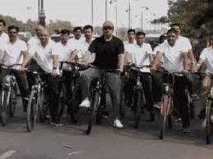 Ravi Kishan sets out on a bicycle in support of PM Modi's appeal to save fuel.