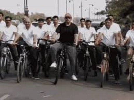 Ravi Kishan sets out on a bicycle in support of PM Modi's appeal to save fuel.