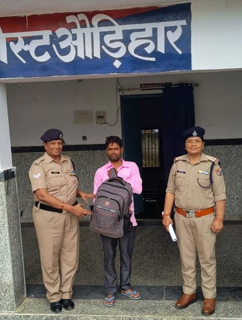The Railway Protection Force returned lost bags to passengers under “Operation Amanat.”