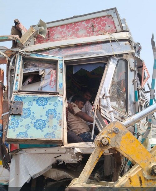 Horrific Road Accident in Rohaniya: Two Trucks Collide Head-on; Driver Critically Injured—Chaos Ensues Near Bhadwar Outpost
