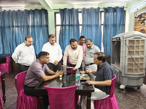 Quarterly Inspection of Varanasi Junction Running Room: Female Employees Receive the Gift of a Modern Rest Room