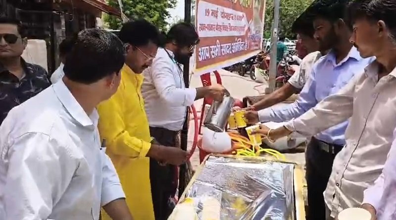 On 'Bada Mangal' in Ayodhya, journalists distributed sherbet, conveying a message of mutual brotherhood.