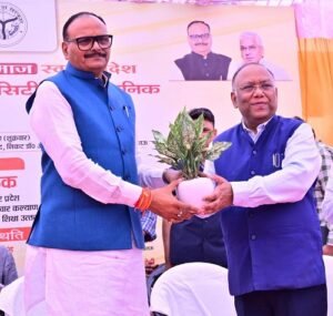 Deputy CM Brajesh Pathak inaugurated the Aurangabad PHC by cutting the ribbon.