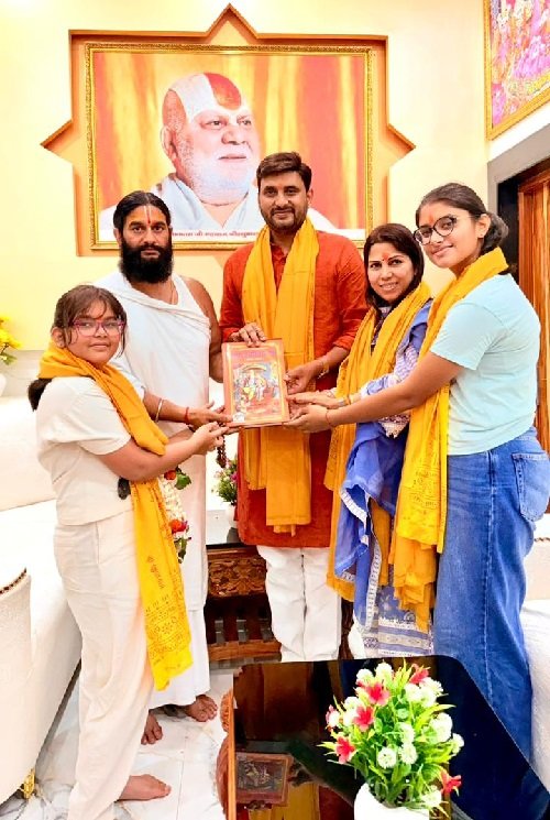 Defence Minister's son Neeraj Singh visited Lord Hanuman's temple with his family.