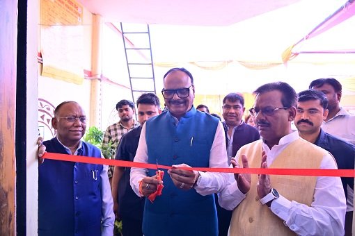 Deputy CM Brajesh Pathak inaugurated the Aurangabad PHC by cutting the ribbon.