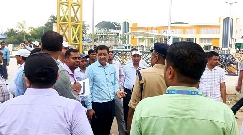 Inspection of Ballia Railway Station under the Amrit Bharat Station Scheme; emphasis on quality and timely execution of work.