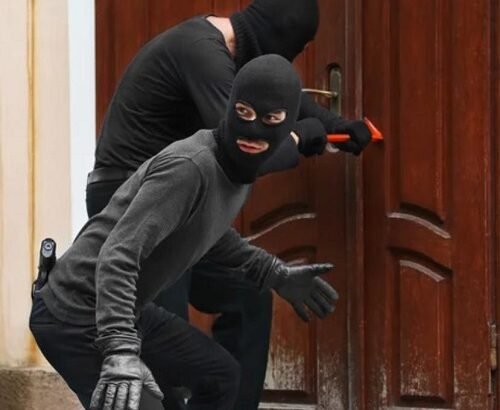 Sensational theft worth ₹2.5 crore from a locked house; thieves pose a major challenge to the police.